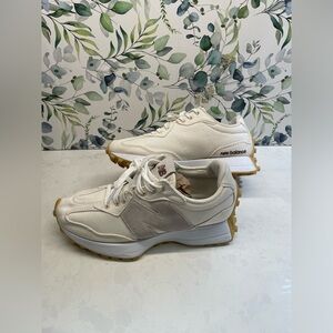 Beautiful‎ Cream New Balance 327 Women Shoes Size 7.